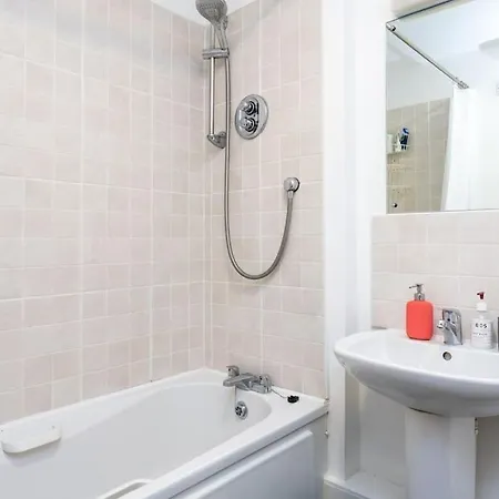 Peaceful 1 Bedroom In Portobello, Apartmán