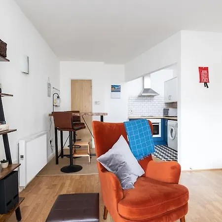 Peaceful 1 Bedroom In Portobello, Lejlighed